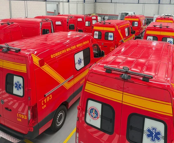 Ambulâncias vermelhas em produção na estrutura da Nova Aliança