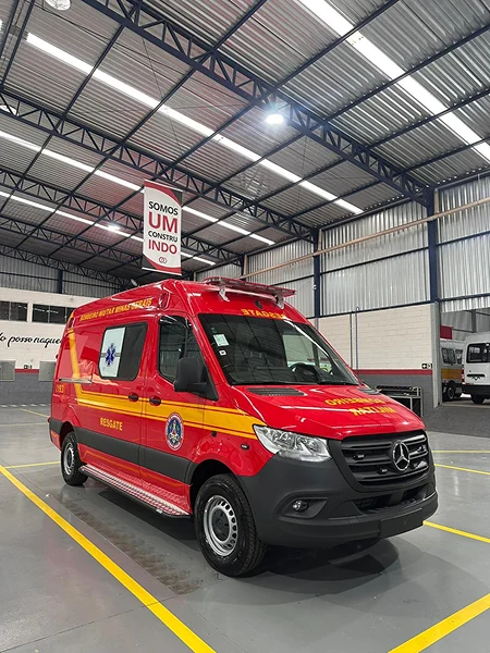 Ambulância vermelha de resgate em vista frontal e lateral no galpão