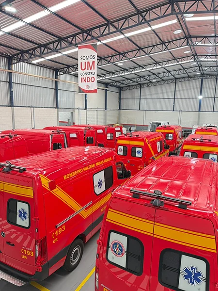 Frota de ambulâncias vermelhas dos bombeiros no galpão
