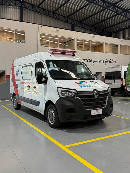 Ambulância branca Renault em vista frontal e lateral