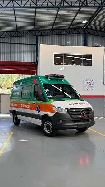 Ambulância verde, branca e laranja em vista frontal e lateral
