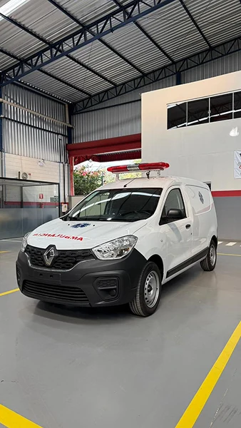 Ambulância compacta branca Renault com sinalização vermelha no teto