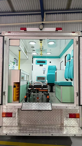 Acesso traseiro de ambulância com maca e assentos em tom turquesa