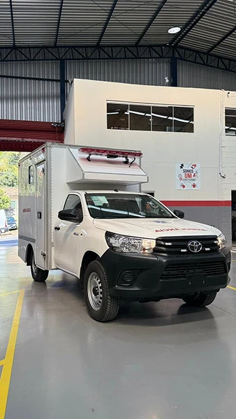 Ambulância branca em picape com módulo de atendimento