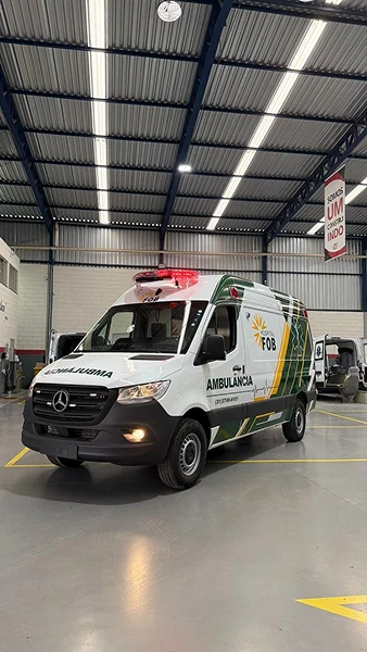 Ambulância branca, verde e amarela em vista frontal e lateral