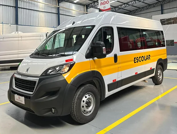 Van branca e amarela adaptada para transporte escolar