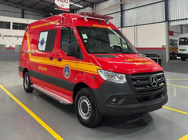 Ambulância vermelha transformada pela Nova Aliança para operação de resgate