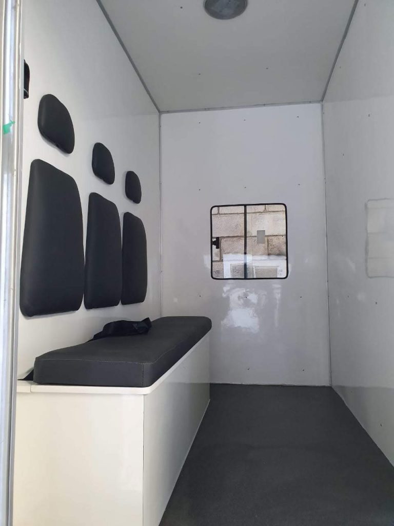 Carrocinha - Veículo Iveco Baú 1